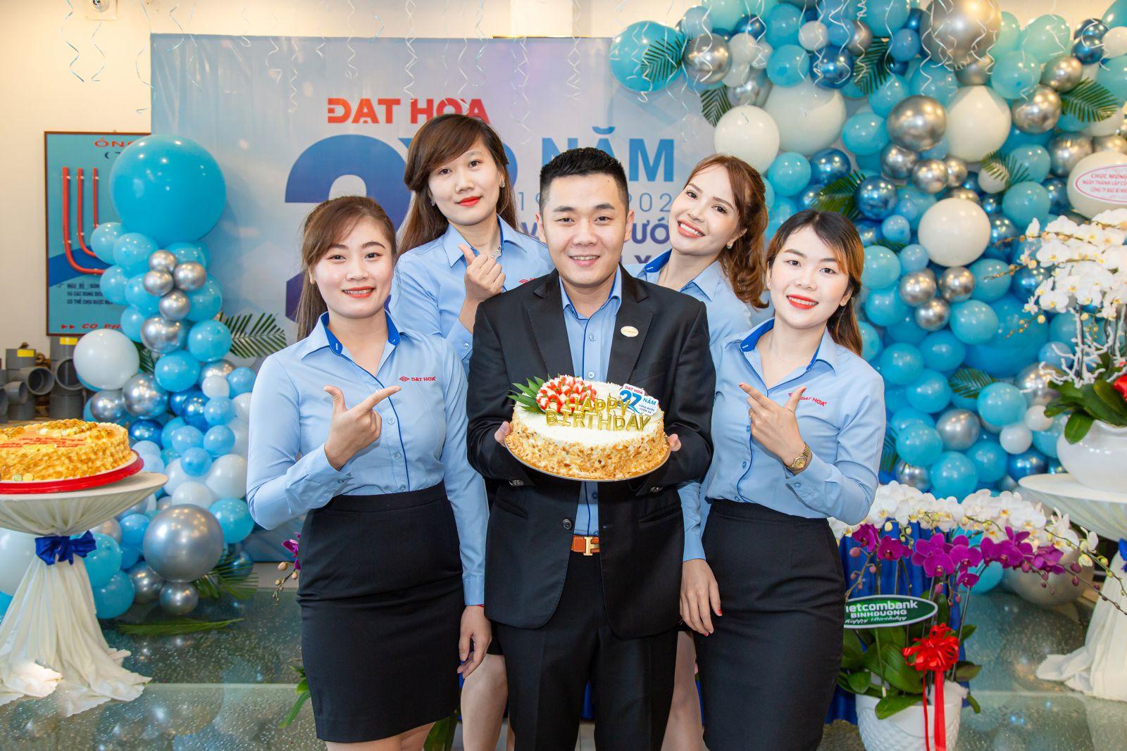 Cb. cnv Đạt Hòa hân hoan mừng sinh nhật công ty tròn 27 tuổi