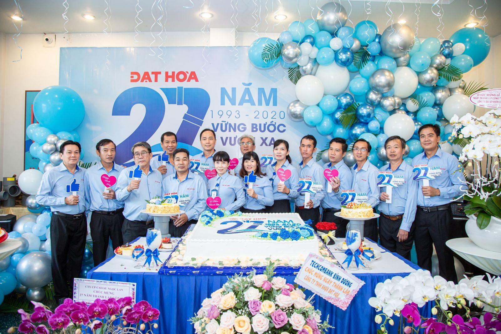 Cb. cnv Đạt Hòa hân hoan mừng sinh nhật công ty tròn 27 tuổi