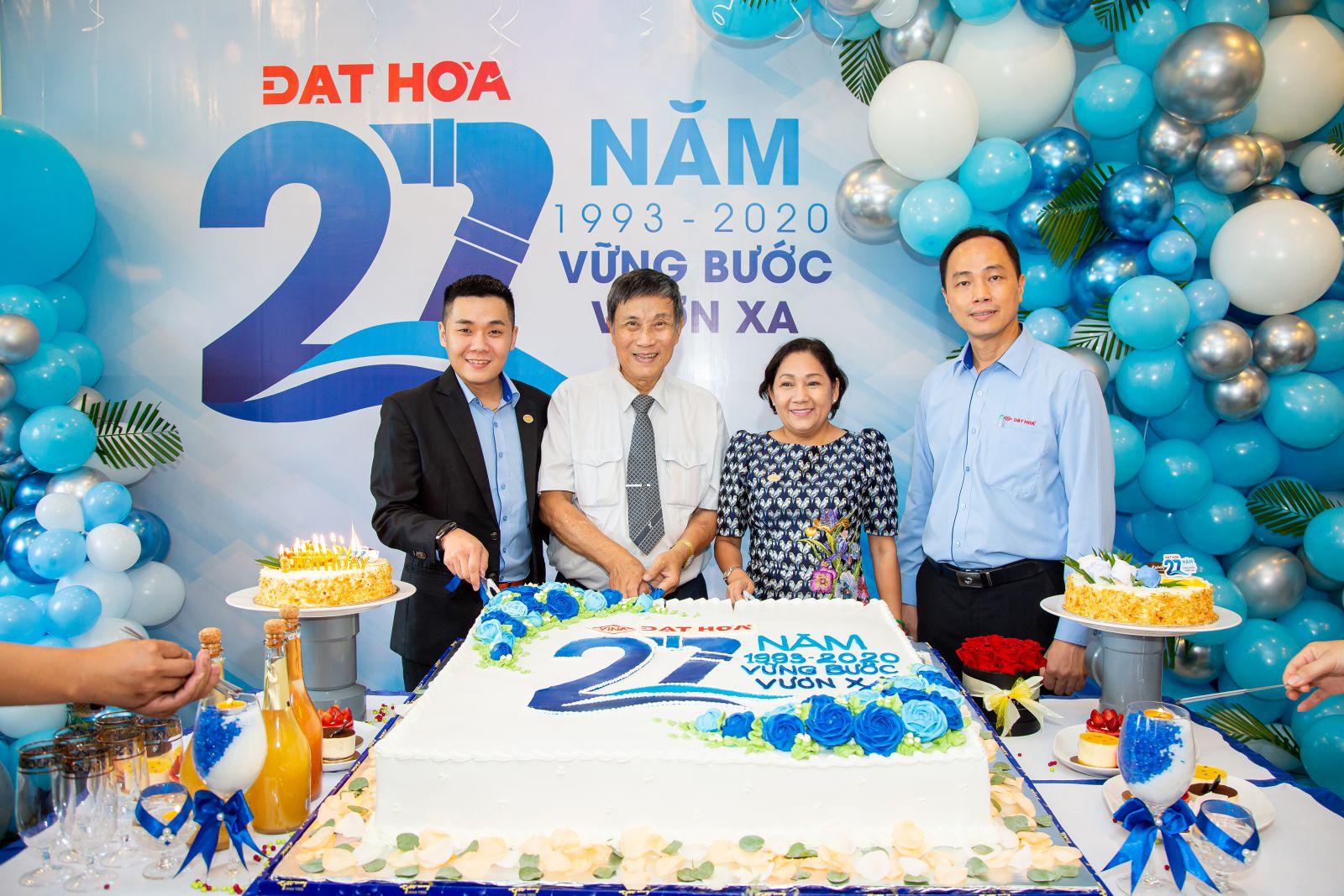 Cb. cnv Đạt Hòa hân hoan mừng sinh nhật công ty tròn 27 tuổi
