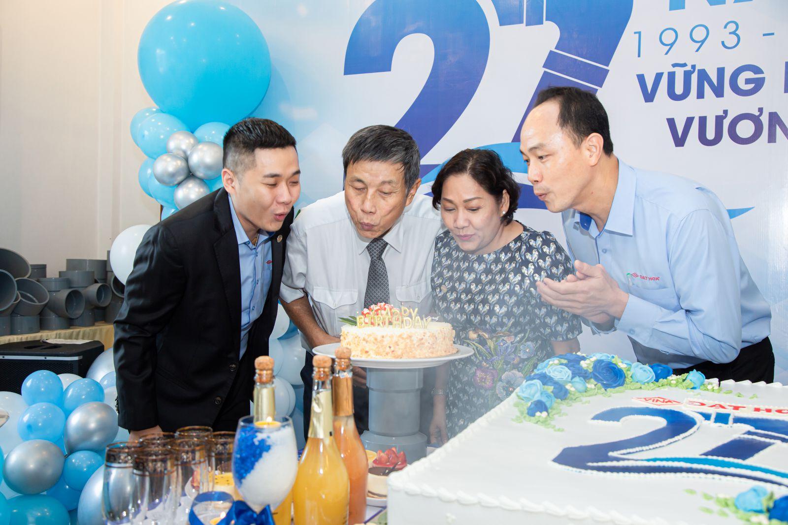 Cb. cnv Đạt Hòa hân hoan mừng sinh nhật công ty tròn 27 tuổi