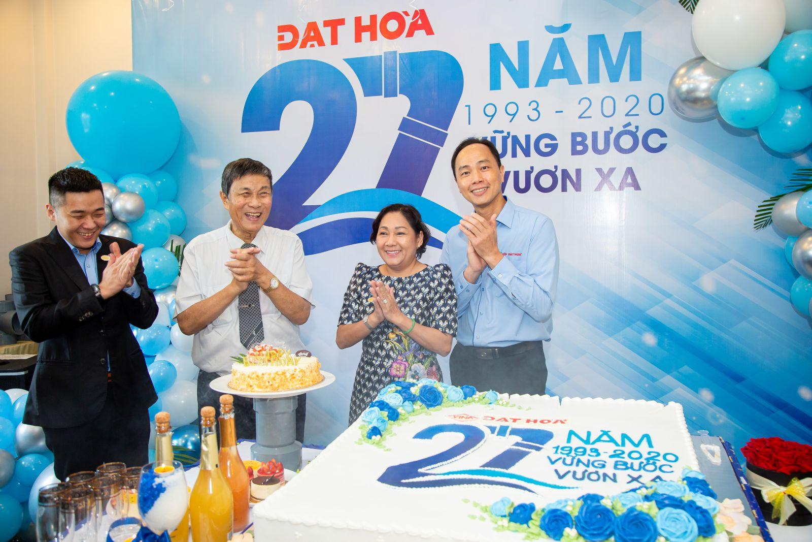 Cb. cnv Đạt Hòa hân hoan mừng sinh nhật công ty tròn 27 tuổi