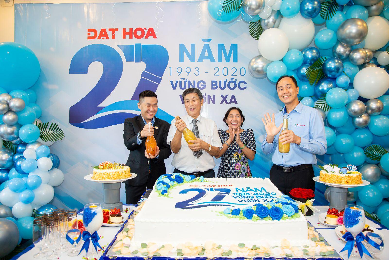 Cb. cnv Đạt Hòa hân hoan mừng sinh nhật công ty tròn 27 tuổi