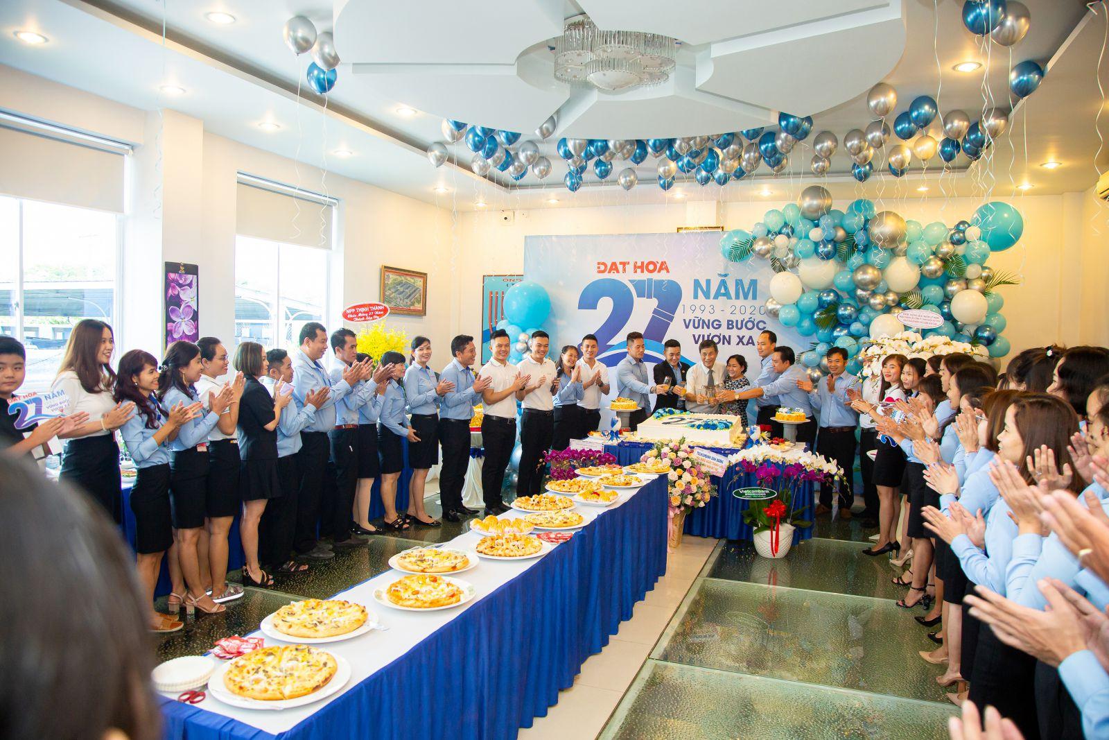 Cb. cnv Đạt Hòa hân hoan mừng sinh nhật công ty tròn 27 tuổi