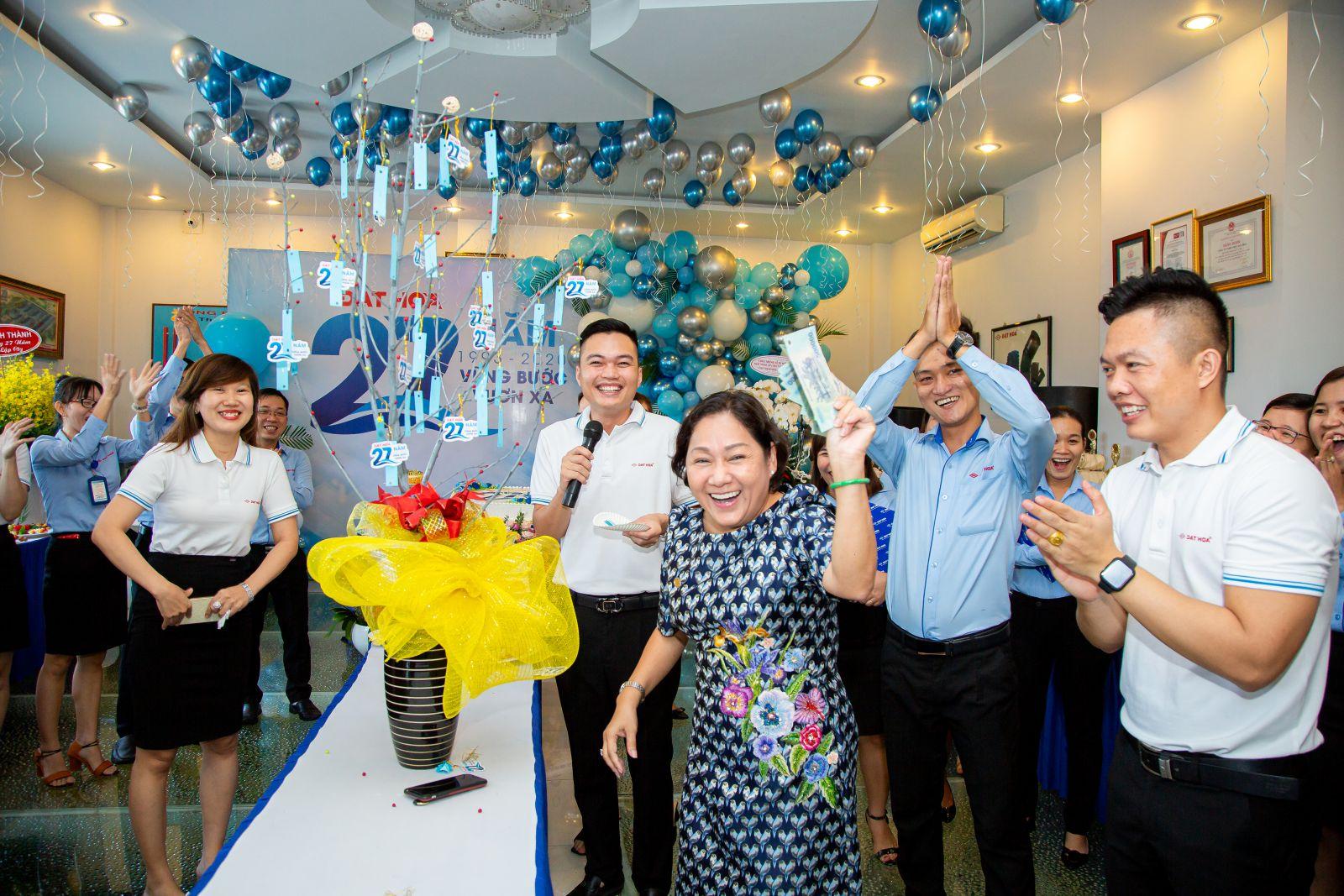 Cb. cnv Đạt Hòa hân hoan mừng sinh nhật công ty tròn 27 tuổi